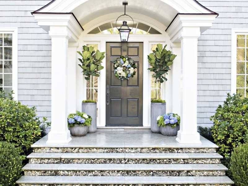 20 Impressive Ways To Frame Your Front Door With Planters - Shelterness