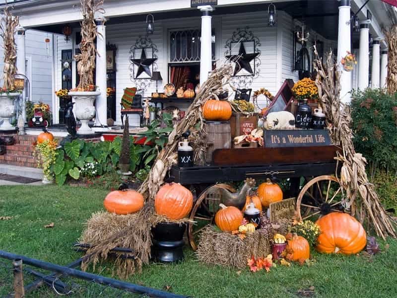 26 Spooky Ideas to Decorate a Haunted Garden This Halloween - Rhythm of the  Home