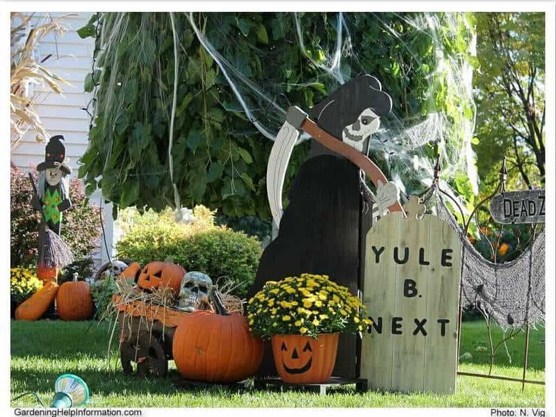 35 The Best Halloween Garden Decor Ideas - Fun halloween decor, Halloween  garden decorations, Halloween garden