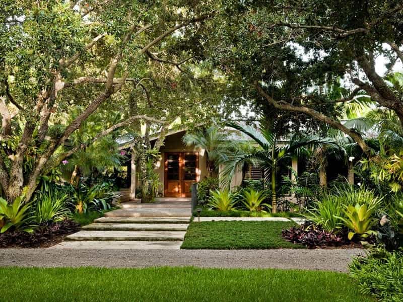 Exterior: Unfinished Tropical Garden Design Elements from The Modern And  The Classic Style O… - Tropical garden design, Small tropical gardens, Tropical  landscaping